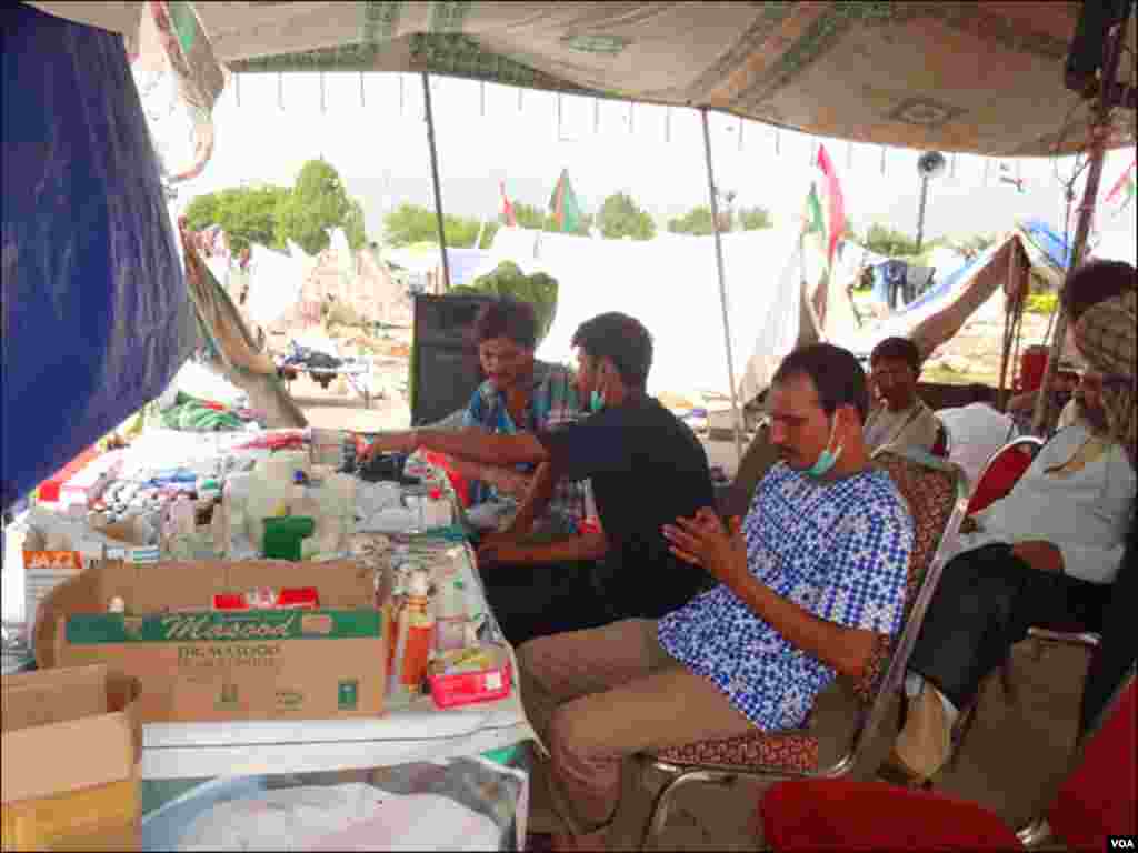 مظاہرین کے لیے قائم ایک طبی کیمپ میں موجود افراد۔ 
