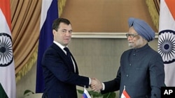 Russian President Dmitry Medvedev, left, shakes hands with Indian Prime Minister Manmohan Singh after signing agreements, joint press conference in New Delhi, India, Dec 21, 2010