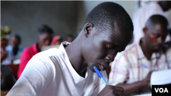 Students studying at a Kakuma refugee camp classroom. (M. Yusuf/VOA)