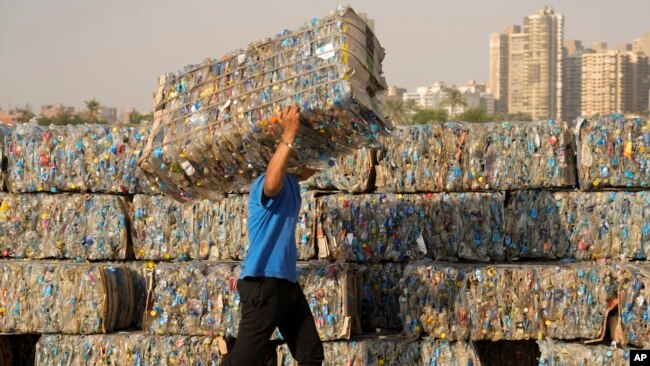 سالانه تنها حدود ۱۰ درصد زباله پلاستیکی بازیافت می‌شود.