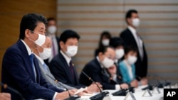 아베 신조 일본 총리가 6일 일본 도쿄 총리 관저에서 신종 코로나바이러스 감염증(COVID-19) 사태 관련 회의를 열고 있다. 
