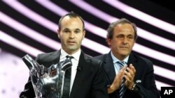 Andres Iniesta (kiri) dinobatkan oleh UEFA sebagai pemain terbaik Eropa tahun 20121-2012 di Monaco, Kamis (30/8).