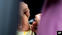 16일 인도 콜카타에서 의료진이 인도 제약사 세룸인스티튜트(SII)가 현지에서 위탁생산하는 아스트라제네카, '코비실드' 백신을 접종을 진행하고 있다.