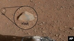 Esta imagen proporcionada por la NASA muestra un acercamiento de la roca "Coronación", que fue blanco de un rayo láser lanzado por el Curiosity para analizar su composición.