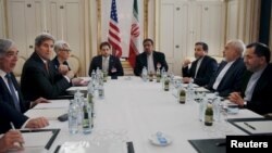 美國國務卿克里(左二）與伊朗外長扎里夫（右二）星期日舉行核談判會談。