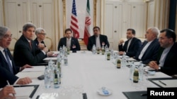 美国国务卿克里(左二)和伊朗外长扎里夫（右二）在维也纳会谈（2015年6月28日）