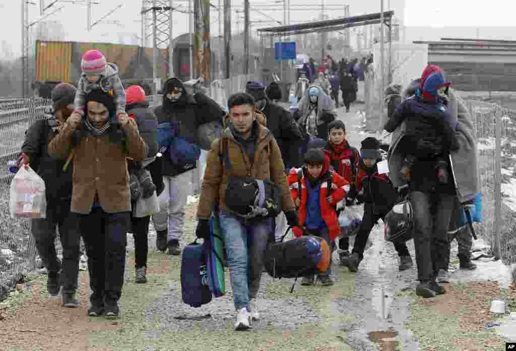 سویڈن کے وزیر داخلہ اینڈرس ایجمین نے کہا ہے کہ ان کا ملک آنے والے سالوں میں ساٹھ سے اسی ہزار تک پناہ گزینوں کو واپس بھیج سکتا ہے۔