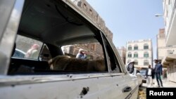 19일 예멘 사나에서 정부군과 반군 간 교전이 있었던 자리에 자동차가 파손되어 있다.