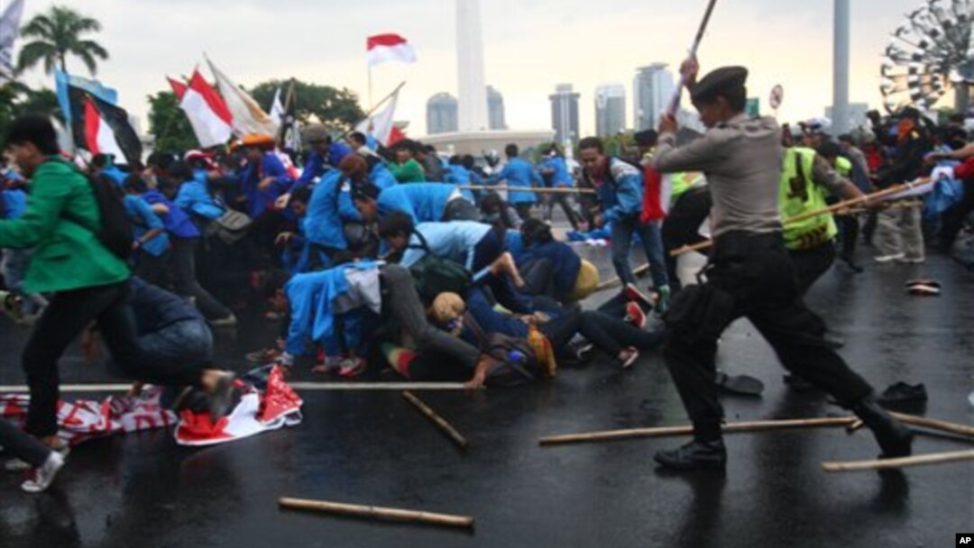 Demo menolak rencana kenaikan BBM di Jakarta (foto: dok). Kenaikan harga BBM menjadi pilihan kebijakan yang sulit bagi pemerintah.