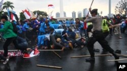 Demo menolak rencana kenaikan BBM di Jakarta (foto: dok). Kenaikan harga BBM menjadi pilihan kebijakan yang sulit bagi pemerintah.