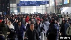 중국 최대 명절인 춘절을 맞아 인구 대이동이 시작된 가운데, 1일 중국 상하이 홍자오기차역이 승객들로 붐비고 있다.