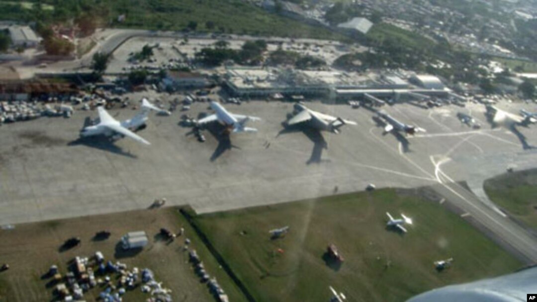 Salah satu sudut Bandara Haiti (VOA Photo/Margaret Besheer). Haiti mengubah nama bandara di bagian utara negara itu dengan mengambil nama mendiang Presiden Venezuela, Hugo Chavez.
