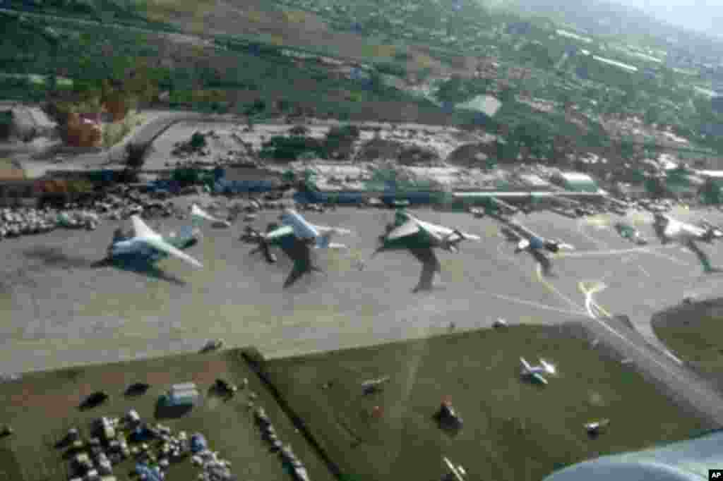 Haiti airport has limited capacity - VOA Photo/Margaret Besheer