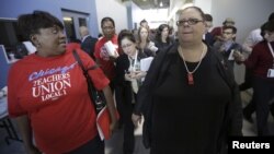 La presidenta de la Unión de Docentes de Chicago, Karen Lewis (izquierda) tras una rueda de prensa anunciando el acuerdo que puso fin a la primer huelga de docentes públicos en 25 años, que inició el lunes 10 de septiembre. 