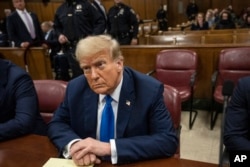 Mantan Presiden dan kandidat presiden dari Partai Republik, Donald Trump, duduk di ruang sidang saat persidangannya di Pengadilan Kriminal Manhattan di New York pada 22 April 2024. (Foto: via AP)