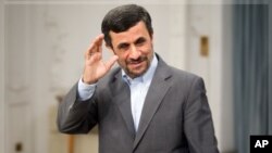 Shugaban kasar Iran Mahmoud Ahmadinejad ya na gaisawa da manema labarai a birnin Tehran.