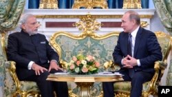 Russian President Vladimir Putin, right, meets with Indian Prime Minister Narendra Modi at the Kremlin in Moscow, Dec, 24, 2015. 