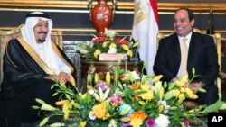 Presiden Mesir Abdel-Fattah el-Sissi (kanan) menerima Raja Saudi Salman di istana Abdeen, Kairo, Sabtu (9/4). 