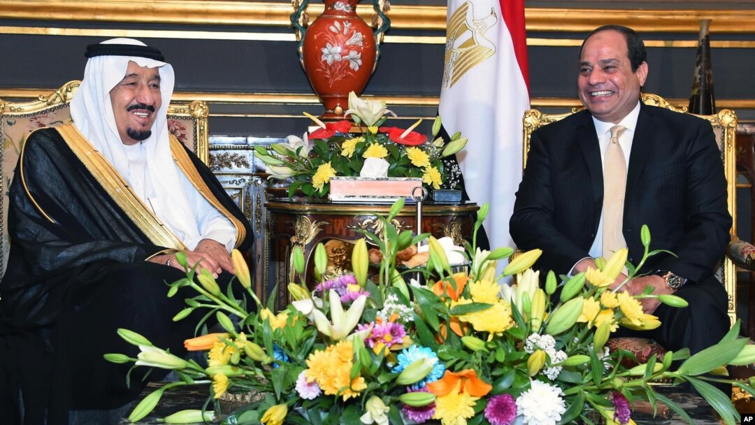 Presiden Mesir Abdel-Fattah el-Sissi (kanan) menerima Raja Saudi Salman di istana Abdeen, Kairo, Sabtu (9/4). 
