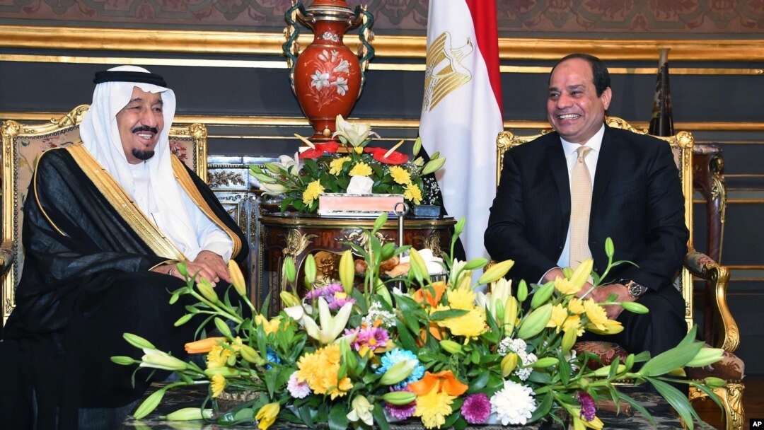 Presiden Mesir Abdel-Fattah el-Sissi (kanan) dalam pertemuan dengan Raja Arab Saudi, Salman, di Istana Abdeen, Kairo (9/4). 