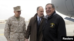 Menhan AS Leon Panetta (kanan) disambut oleo Dubes AS untuk Afghanistan James B. Cunningham (tengah) dan Komandan ISAF Jendral Angkatan Laut John R. Allen, setibanya di bandara Kabul, Afghanistan (12/12).