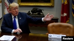 U.S. President Donald Trump, flanked by an empty chair marked for House Minority Leader Nancy Pelosi, who chose not to meet with Trump, Senate Majority Leader Mitch McConnell and House Speaker Paul Ryan, at the White House in Washington, Nov. 28, 2017. 