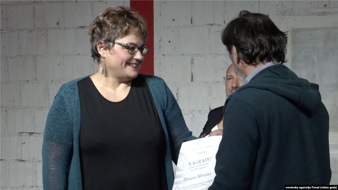 Novinarka nedeljnika Vreme i agencije Fonet Tamara Skrozza pri uručivanju nagrade, Foto: video grab