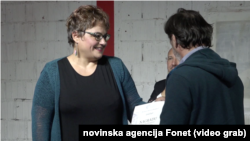 Novinarka nedeljnika Vreme i agencije Fonet Tamara Skrozza pri uručivanju nagrade, Foto: video grab