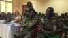 De gauche à droite, les généraux de division Saly et Lakara, lors de la séance de restitution des travaux de l’exercice post commandement de l’union africaine, le 21 septembre 2018. (VOA/Emmanuel Jules Ntap)