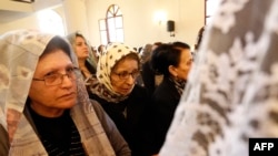 Tín đồ Cơ đốc giáo chạy trốn tình trạng bất ổn ở Syria dự thánh lễ tại nhà thờ Saint Georges Assyrian ở Jdeideh, đông bắc thủ đô Libăng.