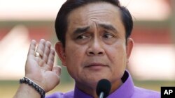 លោក Prayuth Chan-ocha នាយករដ្ឋមន្ត្រី​ថៃ​ស្តាប់​សំណួរ​ពី​​អ្នក​កាសែត​ម្នាក់​ក្នុង​អំឡុង​សន្និសីទ​ព័ត៌មាន​មួយ​ឯ​​វិមាន​រដ្ឋាភិបាល​ក្នុង​រាជធានី​បាងកក​ កាល​ពី​ថ្ងៃ​អង្គារ​ទី​៣១ ខែ​មីនា ឆ្នាំ​២០១៥។