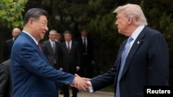 2026년 5월 15일, 도널드 트럼프 미국 대통령이 중국 베이징 중난하이 정원 방문을 마치고 떠나며 시진핑 중국 국가주석과 악수를 나누고 있다.