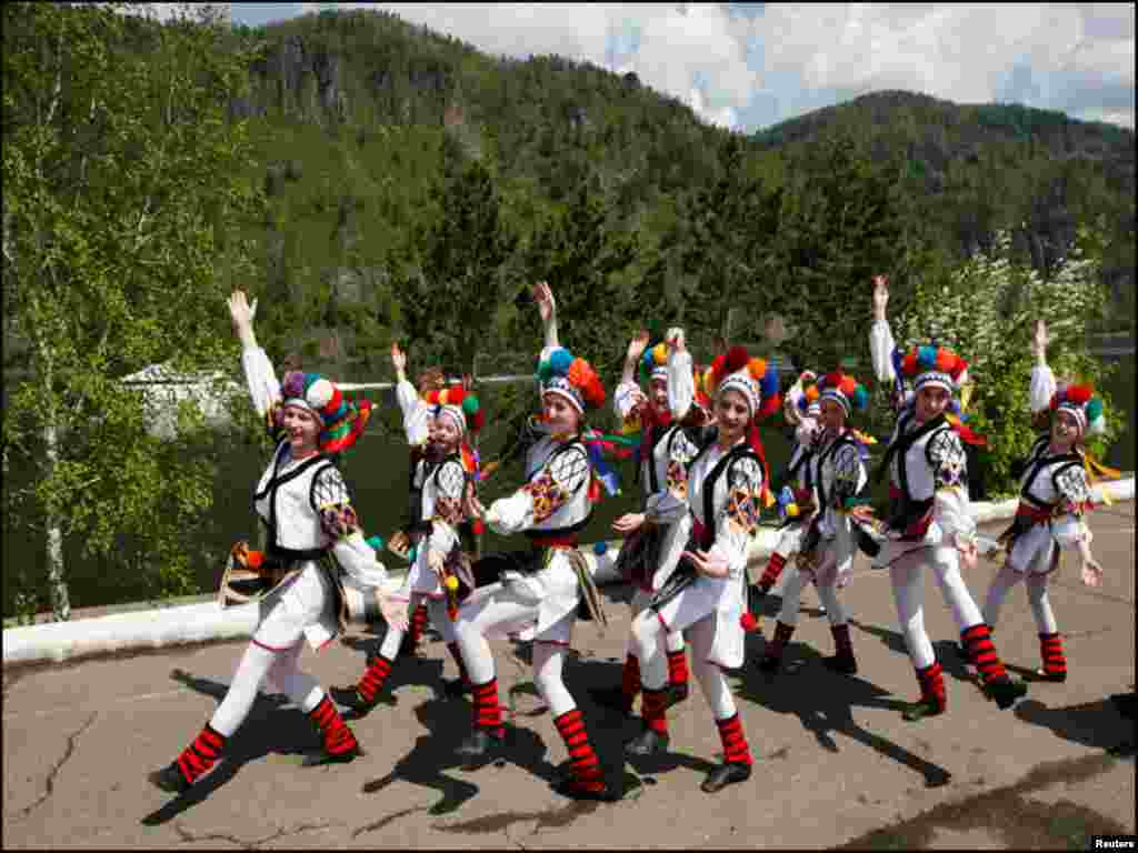 روس کے سائیرین شہر میں بچے گروپ کی شکل میں روایتی رقص کی ریہرسل کرتے ہوئے۔
