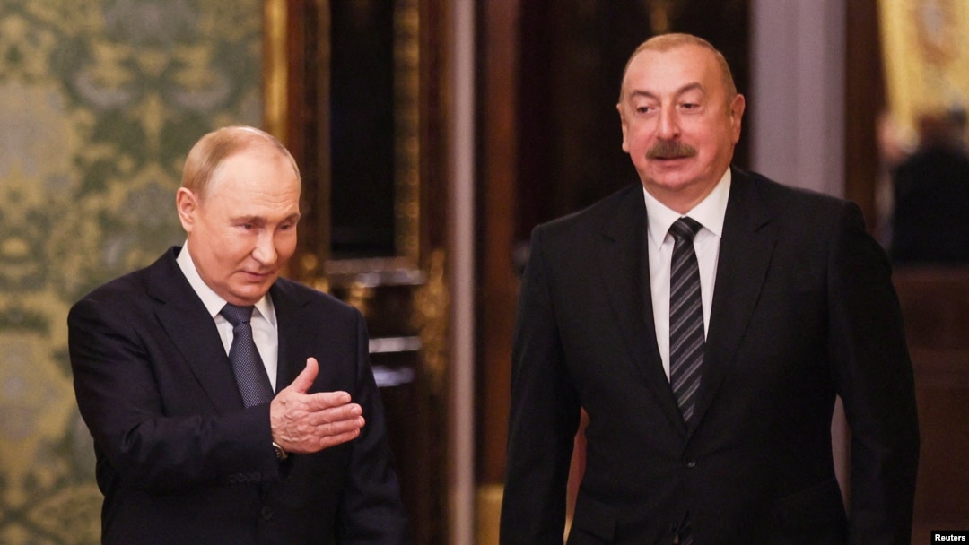 Presiden Rusia Vladimir Putin dan Presiden Azerbaijan Ilham Aliyev memasuki aula selama pertemuan di sela-sela pertemuan puncak para pemimpin negara anggota Persemakmuran Negara-negara Merdeka (CIS) di Kremlin, Moskow, Rusia, 8 Oktober 2024. (Foto: via Reuters)