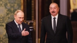 Presiden Rusia Vladimir Putin dan Presiden Azerbaijan Ilham Aliyev memasuki aula selama pertemuan di sela-sela pertemuan puncak para pemimpin negara anggota Persemakmuran Negara-negara Merdeka (CIS) di Kremlin, Moskow, Rusia, 8 Oktober 2024. (Foto: via Reuters)