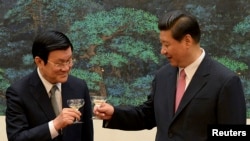 Chủ tịch nước Trương Tấn Sang cụng ly cùng Chủ tịch Trung Quốc Tập Cận Bình tại lễ ký kết ở Đại lễ đường Nhân dân, Bắc Kinh, ngày 19/6/2013.