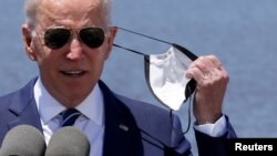 TƯ LIỆU: Tổng thống Mỹ Joe Biden tháo khẩu trang trước khi phát biểu về Kế hoạch Việc làm Mỹ gần Cầu Sông Calcasieu ở Lake Charles, bang Louisiana, Mỹ, ngày 6 tháng 5, 2021.