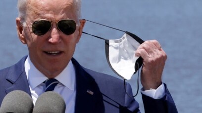 TƯ LIỆU: Tổng thống Mỹ Joe Biden tháo khẩu trang trước khi phát biểu về Kế hoạch Việc làm Mỹ gần Cầu Sông Calcasieu ở Lake Charles, bang Louisiana, Mỹ, ngày 6 tháng 5, 2021.