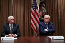 El presidente estadounidense Trump participa en una mesa redonda en la Casa Blanca en Washington