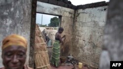 Des femmes bantu font la cuisine dans un camp de fortune pour personnes déplacées à l'intérieur de vieux bâtiments abandonnés près de l'Institut Lubuye à Kalemie, dans la province du Tanganyika, RDC, 18 septembre 2017.