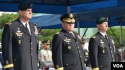 USFK commander Gen. James Thurman is flanked by the incoming special operations commander, Brig. Gen. Eric Wendt (left) and Wendt's predecessor, Brig. Gen. Neil Tolley (right).(VOA/Steve Herman)