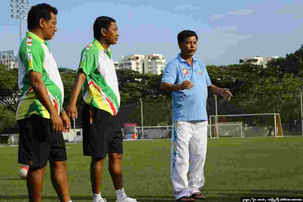 မြန်မာ U 23 အသင်း၏ မန်နေဂျာ ဦသန်းတိုးအောင် (ယာစွန်)။