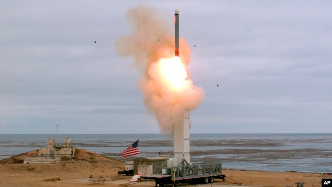 美国国防部展示照片显示在圣尼古拉斯岛上发射的一枚陆基巡航导弹。(2019年8月18日)