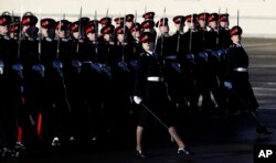 Para kadet perwira Angkatan Darat Inggris ambil bagian Inggris di Parade Sovereign di Akademi Militer Kerajaan Sandhurst, di Sandhurst, Inggris, 15 Desember 2017. (Foto: dok).