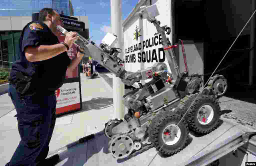 Un técnico de la brigada de explosivos de la policía de Cleveland carga un dispositivo de artefactos explosivos, el robot Remotec F5A durante una demostración.