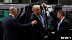Агенти Секретної служби відкривають двері авто для президента США Дональда Трампа 