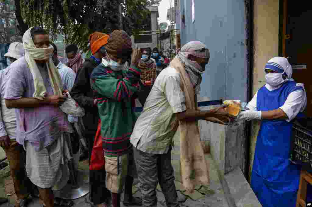 گروهی که توسط مادر ترزا در هند بنیان نهاده شد به نیازمندان غذا می دهد - سه شنبه ۲۸ دسامبر ۲۰۲۱