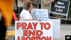 Oponentes al aborto se manifiestan en las afueras de las oficinas de Paternidad Responsable, en San Antonio, Texas.