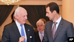 United Nations special envoy to Syria Staffan de Mistura (l) speaks with Syrian President Bashar Assad in Damascus, Nov. 10, 2014.
