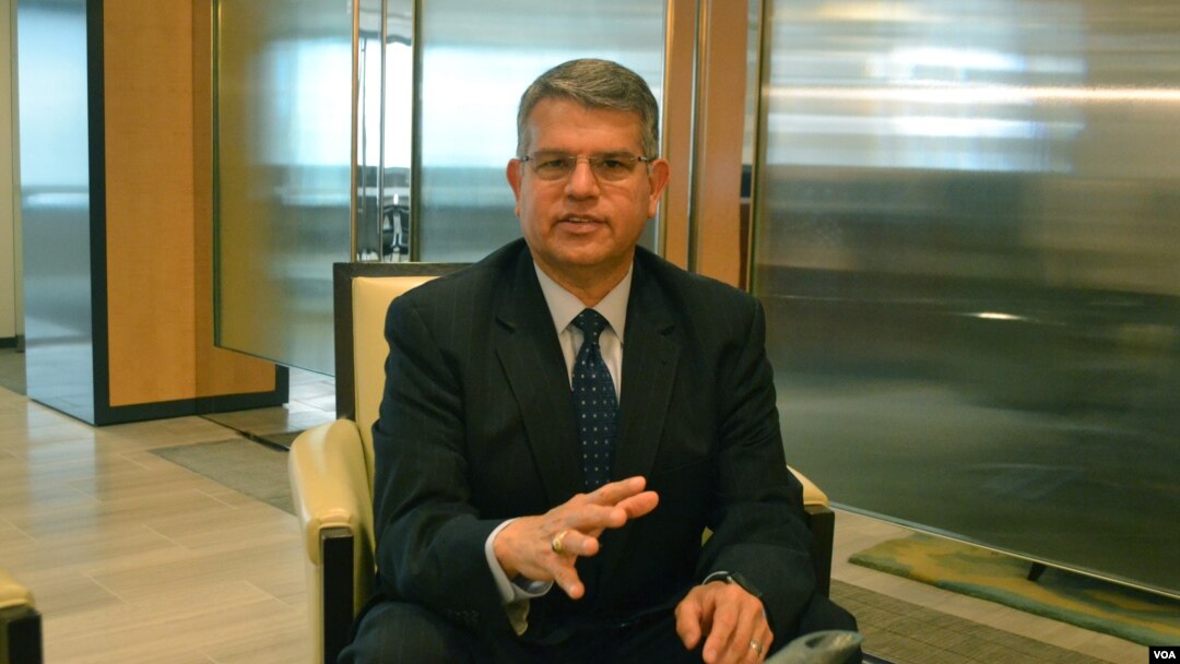 El abogado Luis Parada, residente en la región de Washington, es experto en arbitrajes y lideró la defensa de El Salvador en demandas de empresas mineras contra el Estado, las que ganó el país y sentaron un precedente contra la minería metálica [Foto: Tomás Guevara, VOA]. 